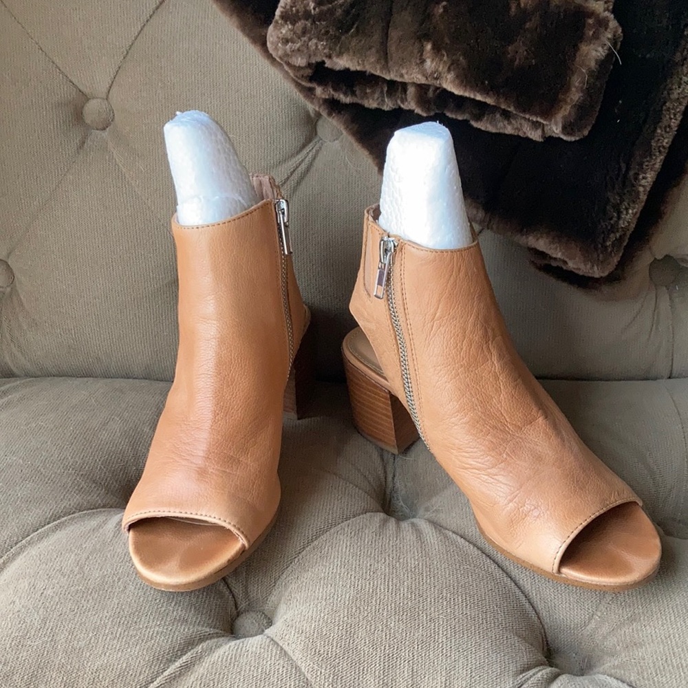 Steve Madden Rico, caramel coloured soft leather casual shoe w side zip